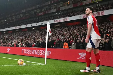 تقارير: أرسنال يفتح مفاوضات لتجديد عقد ديكلان رايس